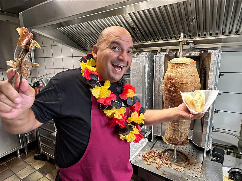Mit Spa&szlig; bei der Arbeit und bei der WM: Erhan Kurt gew&auml;hrt jeweils am Tag nach einem Sieg der deutschen Mannschaft einen D&ouml;ner-Rabatt.