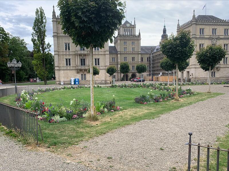 Der Zaun rund ums Rondell auf dem Coburger Schlossplatz ist jetzt an gleich mehreren Stellen ge&ouml;ffnet &ndash; und das soll auch so bleiben, hat der Oberb&uuml;rgermeister entschieden.
