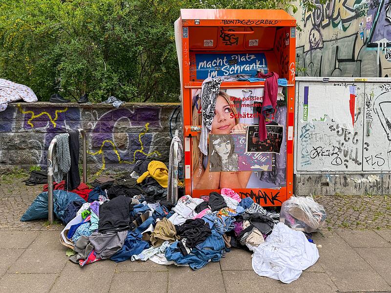 Müll am Kleidercontainer Müll am Kleidercontainer