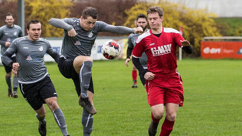 Der Burgkunstadter Johannes Freitag (graues Trikot) angelt sich den Ball aus der Luft, bevor Julian F&ouml;rtsch zur Stelle ist.