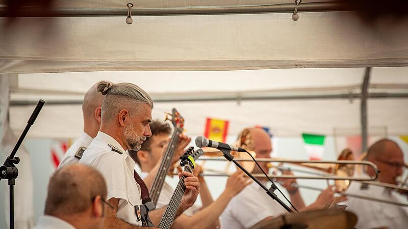 Die Big Band des Heeresmusikkorps Veitshöchheim trat im Rahmen des 500-jährigen Bestehens der Gemeinde Wildflecken auf und sorgte für ausgelassene Stimmung.