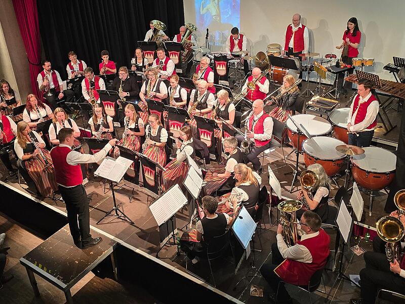 Die Stadtkapelle mit Florian Zeh am Pult beim Auftritt in der Fortuna Kulturfabrik H&ouml;chstadt.