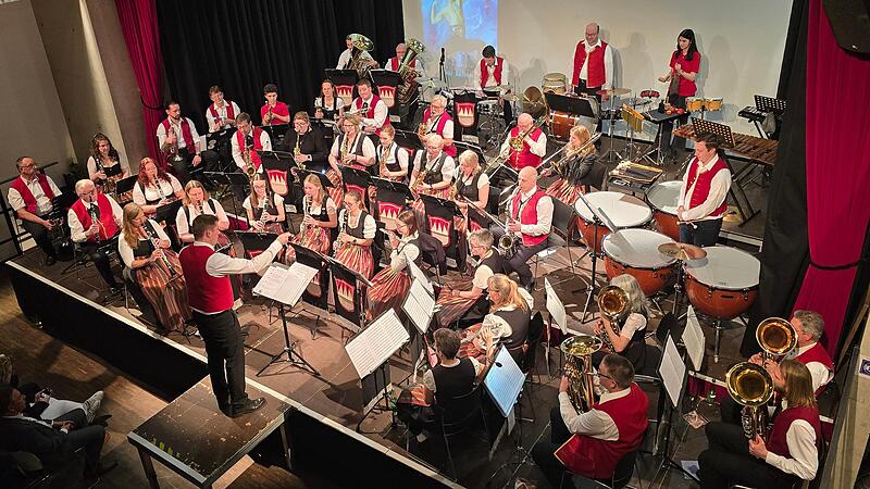 Die Stadtkapelle mit Florian Zeh am Pult beim Auftritt in der Fortuna Kulturfabrik H&ouml;chstadt.