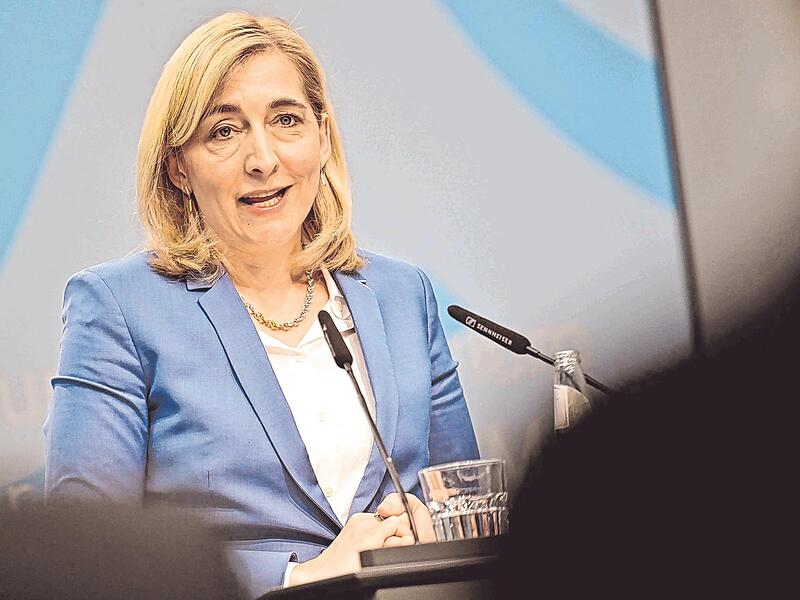 Aus Sicht von Gesundheitsministerin Nina Warken ist die beitragsfreie Mitversicherung ein Besch&auml;ftigungshemmnis. Im Gesetzentwurf wird sie deshalb stark eingeschr&auml;nkt.