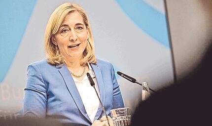 Aus Sicht von Gesundheitsministerin Nina Warken ist die beitragsfreie Mitversicherung ein Besch&auml;ftigungshemmnis. Im Gesetzentwurf wird sie deshalb stark eingeschr&auml;nkt.