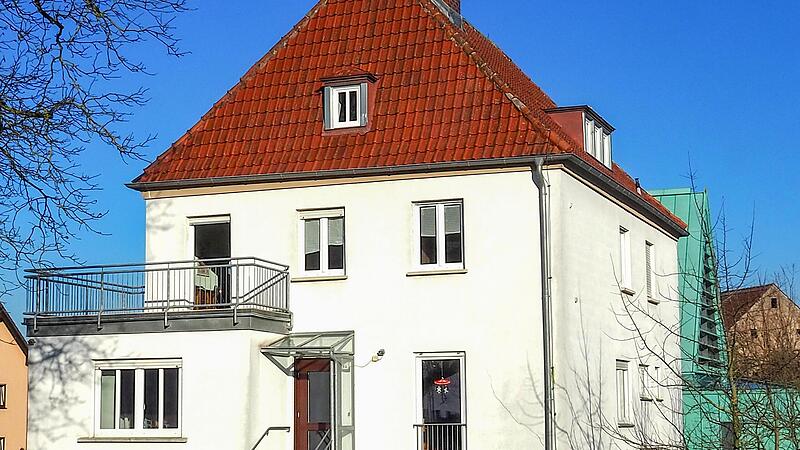 Bevor eine PV-Anlage auf dem Dach der Hager Villa installiert wird, muss die Statik des Dachs geprüft werden. Bevor eine PV-Anlage auf dem Dach der Hager Villa installiert wird, muss die Statik des Dachs geprüft werden.