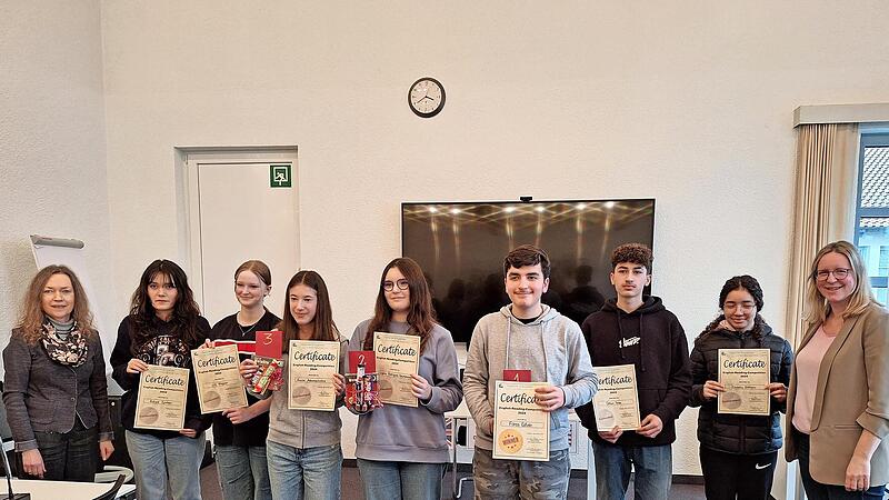 Applaus, Urkunden und Sachpreise gab es beim English Reading Contest, der im Landratsamt ausgerichtet wurde.