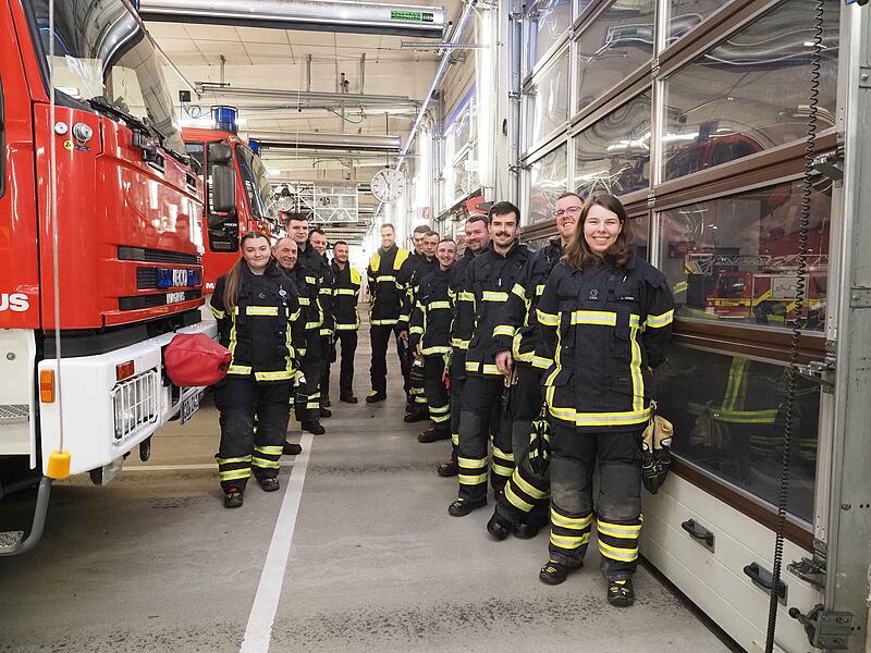 Silvester im Einsatz: 9 Feuerwehrleute passen auf uns auf