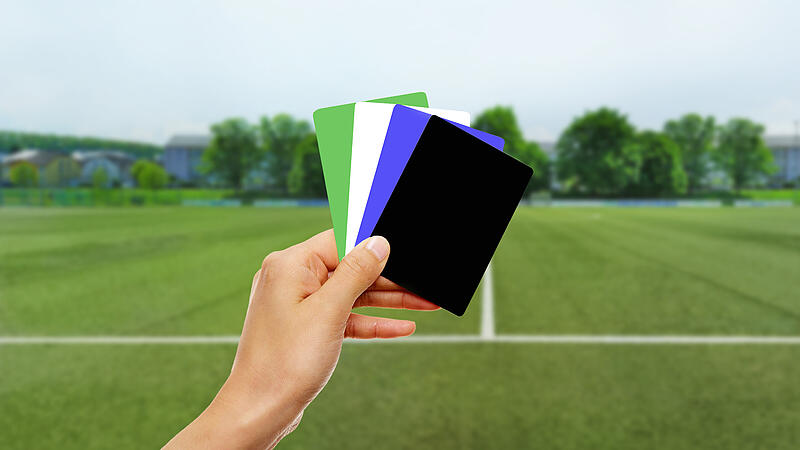 Nur Gelb und Grün? Von wegen. In der Sportwelt gibt es unter anderem auch die weiße, schwarze, blaue und grüne Karte.