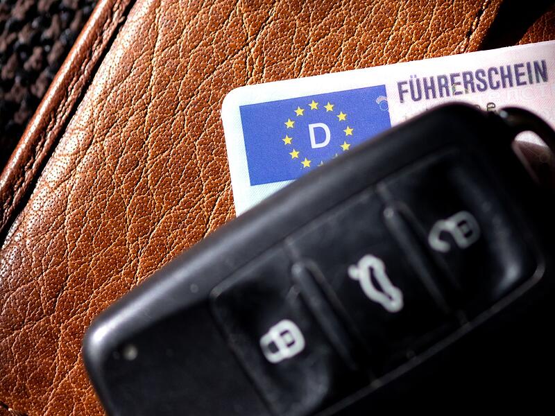 Autoschl&uuml;ssel liegt auf einem F&uuml;hrerschein