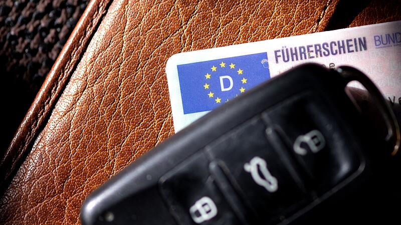 Autoschl&uuml;ssel liegt auf einem F&uuml;hrerschein