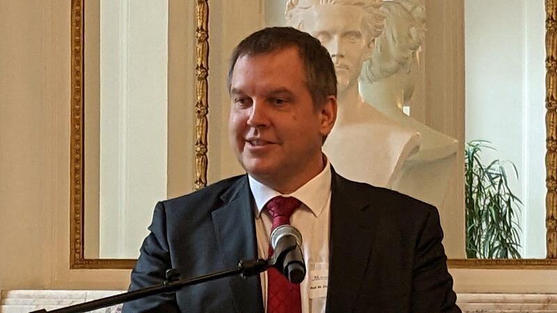 LGL-Präsident Prof. Dr. Christian Weidner bei seiner Begrüßung LGL-Präsident Prof. Dr. Christian Weidner bei seiner Begrüßung