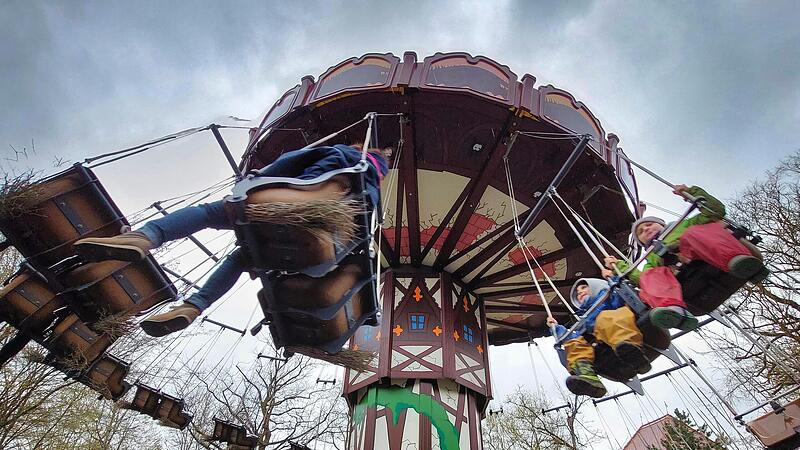 Wie im Flug: Das Aprilwetter kann die Freude &uuml;ber die Saisoner&ouml;ffnung in Schloss Thurn nicht tr&uuml;ben.Forchheim & Fr&auml;nkische Schweiz
