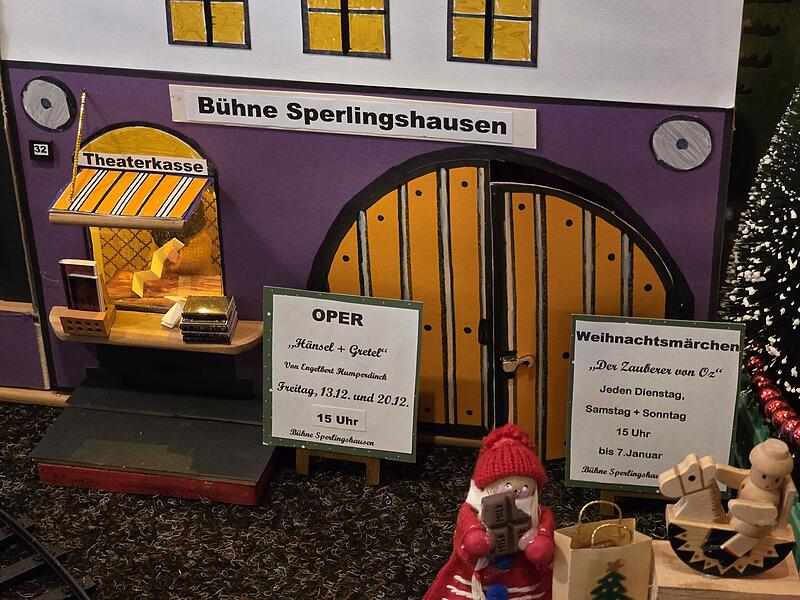 Weihnachtsmarkt in MiniaturWeihnachtsmarkt in Miniatur Die Bühne Sperlingshausen preist an: „Der Zauberer von Oz“ – eine Produktion, die es auch in Coburg bereits gab und an der Horst Gründel mitgewirkt hat.