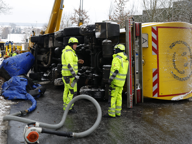 Ein M&uuml;llwagen ist am Donnerstagvormittag, 8. Januar, auf der Ortsverbindungsstra&szlig;e zwischen Obermichelbach und Niederndorf (Landkreis Erlangen-H&ouml;chstadt) von der Stra&szlig;e abgekommen und umgekippt.