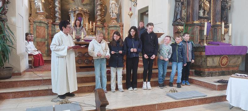 Auch bei den F&uuml;rbitten waren die Kinder und Jugendlichen aktiv beteiligt. Mit eigenen Worten und Gedanken brachten sie ihre Anliegen vor &ndash; f&uuml;r Familie, Freunde und den Frieden in der Welt.