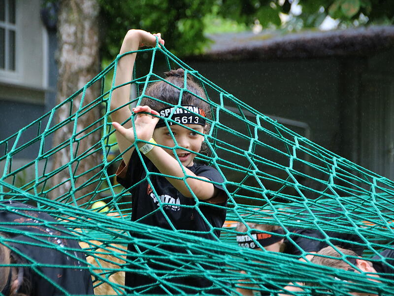 Unter dem Netz durchzukommen, war eine der Stationen beim Kids Spartan Race in Kulmbach. Unter dem Netz durchzukommen, war eine der Stationen beim Kids Spartan Race in Kulmbach.