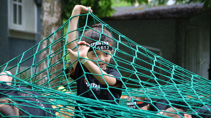 Unter dem Netz durchzukommen, war eine der Stationen beim Kids Spartan Race in Kulmbach.