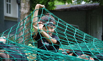 Unter dem Netz durchzukommen, war eine der Stationen beim Kids Spartan Race in Kulmbach. Unter dem Netz durchzukommen, war eine der Stationen beim Kids Spartan Race in Kulmbach.