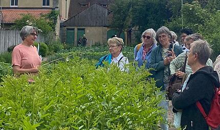 Fasziniert folgten die Ha&szlig;furter Besucher bei der F&uuml;hrung den Worten von Stephanie Ei&szlig;inger.
