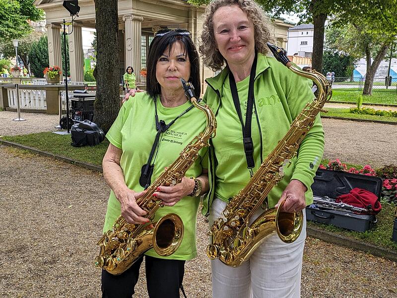 Heidi Wolf-Laumer (links) und Ulrike Behrschmidt aus W&uuml;rzburg sind als Saxophonistinnen zum ersten Mal dabei.