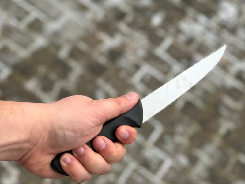Ein Mann hat am Dienstag in Höchstadt eine 15-Jährige mit einem Messer bedroht.