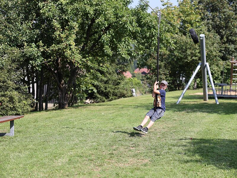 Ein Gefühl, als ob man fliegen könnte – die Kupferberger Kinder sind begeistert von der neuen Seilbahn.