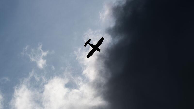 Kleinflugzeug am Himmel