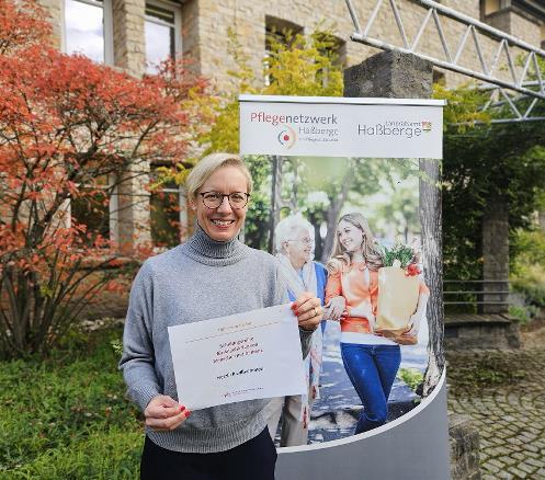 Kathrin Glaubrecht, Leitung der Pflege- und Wohnberatungsstelle, stellt das Programm von „Hilfe beim Helfen“ vor.