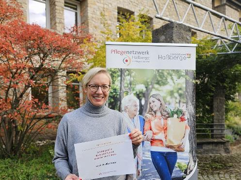 Kathrin Glaubrecht, Leitung der Pflege- und Wohnberatungsstelle, stellt das Programm von „Hilfe beim Helfen“ vor.