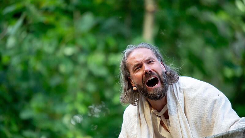Beeindruckende schauspielerische Leistung bei der Premiere der Sömmersdorfer Passionsspiele 2024 von Jesus-Darsteller Tobias Selzam. Beeindruckende schauspielerische Leistung bei der Premiere der Sömmersdorfer Passionsspiele 2024 von Jesus-Darsteller Tobias Selzam.