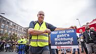 Verlangen mehr Mitsprache: Beschäftigte des Automobilzulieferers ZF in Schweinfurt wollen stärker an Entscheidungen zur Unternehmensausrichtung beteiligt werden. Das Bild zeigt einen Mitarbeiter bei einer Kundgebung der IG Metall im September 2024... Verlangen mehr Mitsprache: Beschäftigte des Automobilzulieferers ZF in Schweinfurt wollen stärker an Entscheidungen zur Unternehmensausrichtung beteiligt werden. Das Bild zeigt einen Mitarbeiter bei einer Kundgebung der IG Metall im September 2024...