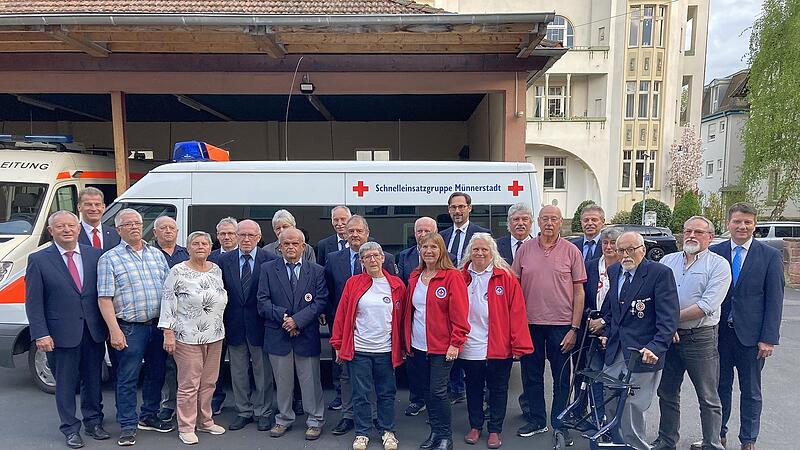 Zahlreiche Männer und Frauen wurden für 40 Jahre aktive Mitgliedschaft ausgezeichnet.