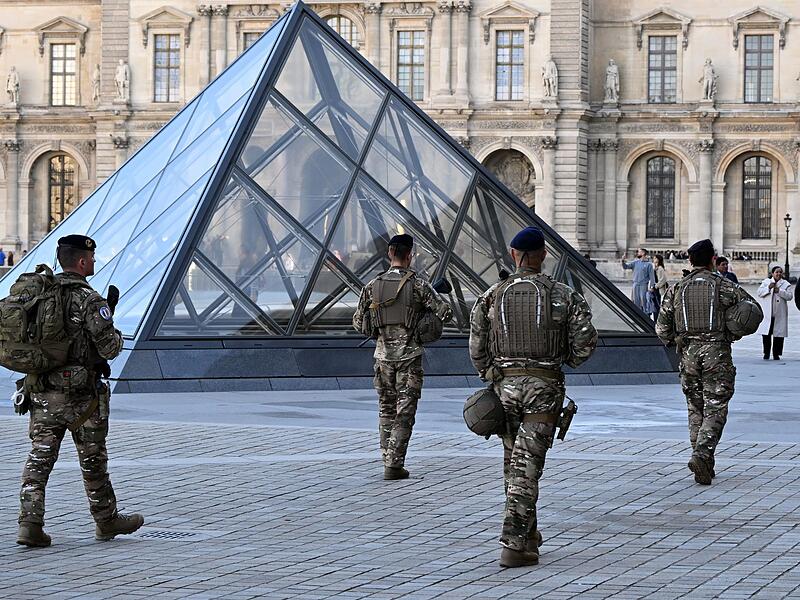 Nach Raubüberfall auf Louvre in Paris
