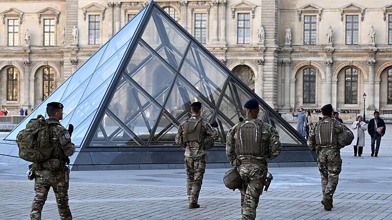 Nach Raubüberfall auf Louvre in Paris