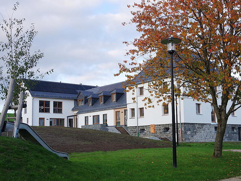 Für die Revitalisierung des Anwesens Rennsteigstraße 16 wurden abermals Aufträge vergeben. „Das Fränkische Reichenbach“ –  so der Name der neuen Gastronomie – steht kurz vor der Fertigstellung.