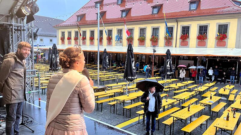 Als die neue Korbstadtk&ouml;nigin Alexandra I. am Sonntagabend den Auftritt von MerQury ank&uuml;ndigt, hat der Dauerregen schon l&auml;ngst das Publikum vor der B&uuml;hne unter das Dach am Rathaus getrieben.