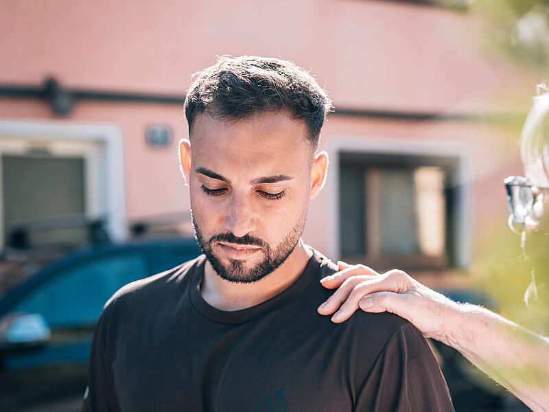 400km Tarek Legat Der Coburger Tarek Legat verabschiedet sich von seiner Oma vor seinem Lauf.