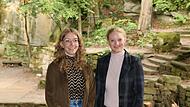 Die beiden Theaterpädagoginnen Fenja Grießhammer (rechts) und Kira Söllner werden sich zunächst in den nächsten zwei Jahren um den Schauspieler-Nachwuchs auf dem Wehlitzer Berg kümmern.