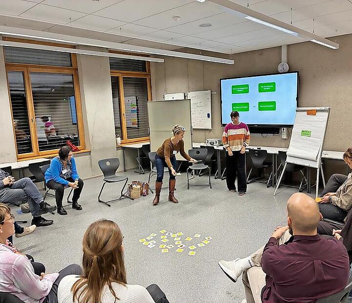 Die Teilnehmerinnen und Teilnehmer der Bildungskonferenz nutzten die zahlreichen Workshops, um sich intensiv und aktiv mit dem Thema „Mentale Gesundheit“ in seinen verschiedenen Facetten auseinanderzusetzen.