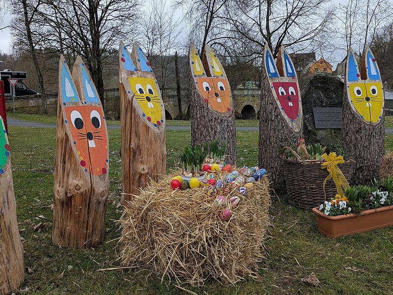 Originelle Oster-Deko: Der Kreativit&auml;t sind beim traditionellen Schm&uuml;cken der Osterbrunnen keine Grenzen gesetzt. Diese Hasen k&ouml;nnen in Untersteinach bewundert werden.