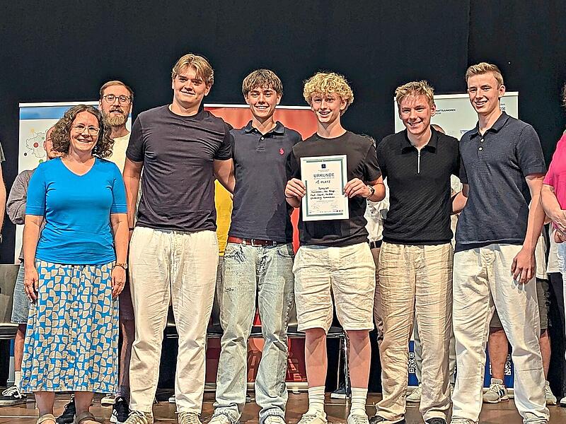 Die Preisverleihung an das Siegerteam (v.&nbsp;l.): Martin Vierling (Projektleiter und Vorstand der Wirtschaftsjunioren Forchheim), Projektlehrer Katrin W&ouml;lfel und Marco Steinmetz, Siegerteam &bdquo;Sprayser&ldquo; vom EGF mit Jan-Philip Henneberg, Matteo Zeus, Pa...