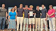 Die Preisverleihung an das Siegerteam (v. l.): Martin Vierling (Projektleiter und Vorstand der Wirtschaftsjunioren Forchheim), Projektlehrer Katrin Wölfel und Marco Steinmetz, Siegerteam „Sprayser“ vom EGF mit Jan-Philip Henneberg, Matteo Zeus, Pa... Die Preisverleihung an das Siegerteam (v. l.): Martin Vierling (Projektleiter und Vorstand der Wirtschaftsjunioren Forchheim), Projektlehrer Katrin Wölfel und Marco Steinmetz, Siegerteam „Sprayser“ vom EGF mit Jan-Philip Henneberg, Matteo Zeus, Pa...