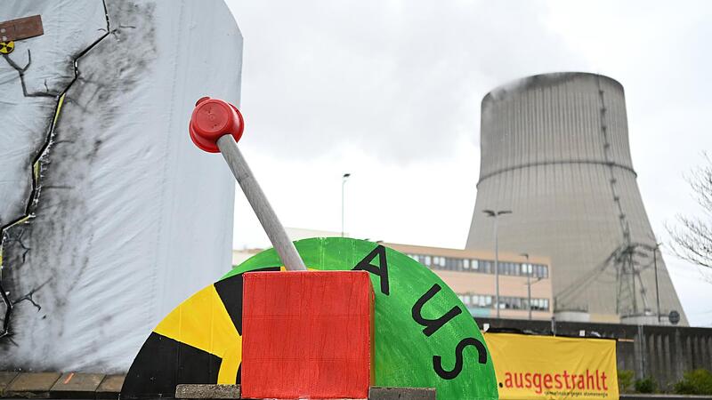 Ein symbolischer Hebel zum Abschalten des AKWs-Emsland in Lingen/Niedersachsen zeigte 2013 an, dass  die &Auml;ra der kommerziellen Stromerzeugung mit Atomkraftwerken in Deutschland zu Ende ging.
