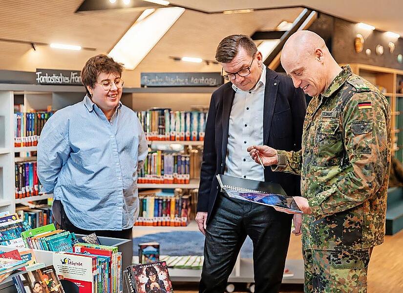 Von Bilderbüchern für Erstleser über Kinder- und Jugendbücher bis hin zu Sachbüchern wurden für alle Altersgruppen neue Bücher angeschafft. Der Kommandeur der Infanterieschule, Brigadegeneral Andreas Steinhaus (rechts), wie auch Bürgermeister Armi... Von Bilderbüchern für Erstleser über Kinder- und Jugendbücher bis hin zu Sachbüchern wurden für alle Altersgruppen neue Bücher angeschafft. Der Kommandeur der Infanterieschule, Brigadegeneral Andreas Steinhaus (rechts), wie auch Bürgermeister Armi...
