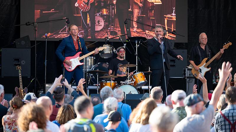 Neben B. B. And the Blues Shacks (im Foto) lockten am Sonntag noch Musiker wie Julia Neigel und Johanna Schneider auf den Bamberger Maxplatz zum Blues- und Jazzfestival 2023.