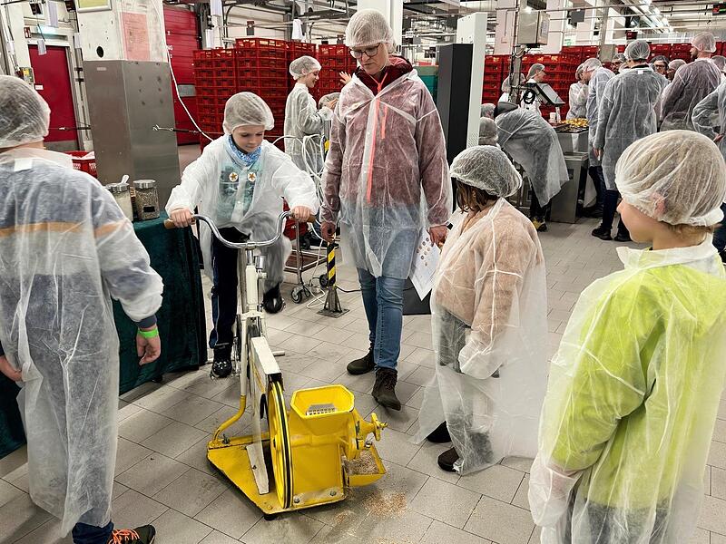 Viel Wissenswertes rund um das „täglich Brot“ und um die Krapfen-Produktion gab es in Tennenlohe bei „Der Beck“ zu erfahren. Viel Wissenswertes rund um das „täglich Brot“ und um die Krapfen-Produktion gab es in Tennenlohe bei „Der Beck“ zu erfahren.