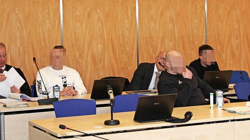 Drei Angeklagte m&uuml;ssen sich wegen versuchten Totschlags und Bedrohung vor der Ersten Gro&szlig;en Strafkammer des Landgerichts Coburg verantworten.