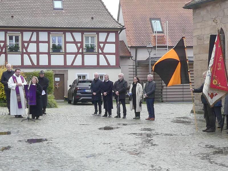 German Hacker, Kaplan Christian Wohlfahrt, Karola Schürrle und Karl-Heinz Schneider (von links) reden anlässlich des Volkstrauertags. German Hacker, Kaplan Christian Wohlfahrt, Karola Schürrle und Karl-Heinz Schneider (von links) reden anlässlich des Volkstrauertags.