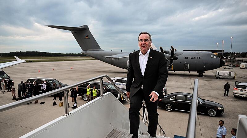 Boris Pistorius (SPD), Bundesminister der Verteidigung, geht auf dem Flughafen Dulles an Bord einer Maschine der Flugbereitschaft.